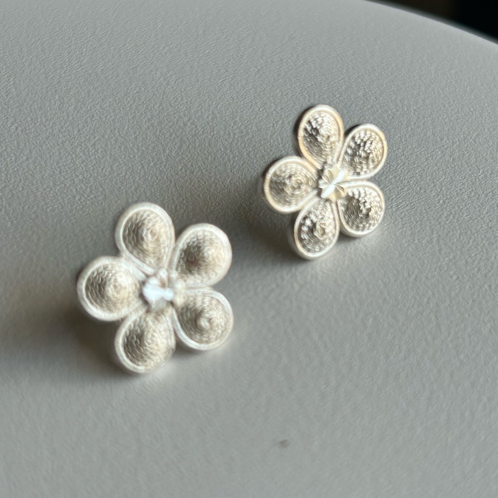 Sterling Silver  Flower shaped stud earrings - Picture 3 of 9